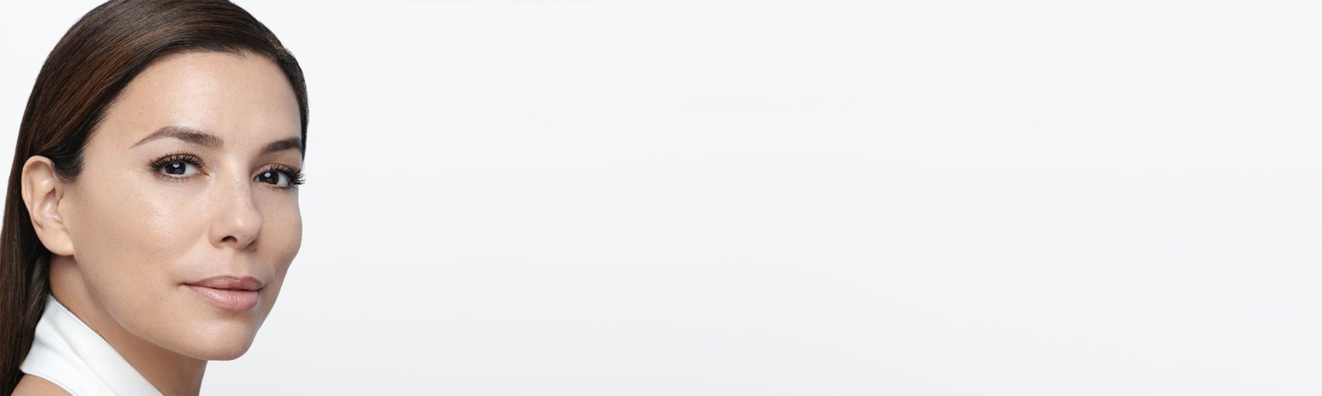 Sí, se pueden mezclar el retinol y la vitamina C, pero en distintos momentos del día. Acude al Sérum Noche Retinol Puro Revitalift Laser de L’Oréal Paris por la noche y a la Crema de Día con SPF 20 a la mañana siguiente.